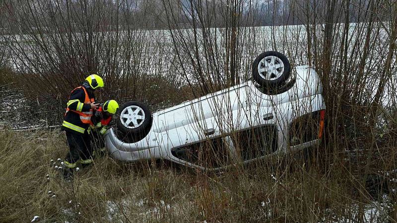 Osobní auto skončilo mimo silnici u obce Veverská Bítýška. Hasiči zajistili místo proti vzniku požáru.