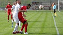 Fotbalisté Bohunic (v červeném) zažili v divizi úspěšnou premiéru, výhru nad Lanžhotem vydřeli gólem v závěru.