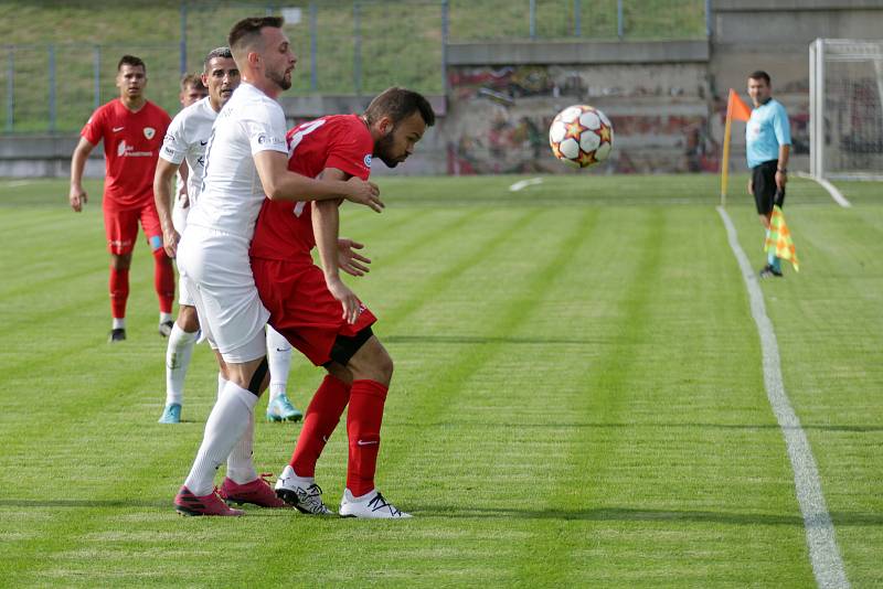 Fotbalisté Bohunic (v červeném) zažili v divizi úspěšnou premiéru, výhru nad Lanžhotem vydřeli gólem v závěru.