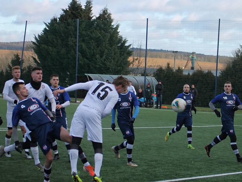 V prvním utkání v rámci zimní přípravy remizovali druholigoví fotbalisté SK Líšeň (modré dresy) s třetiligovým MFK Vyškov 1:1. Zápas se hrál na umělé trávě v Líšni.