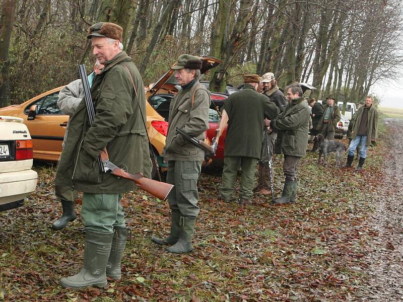 Policie kontrolovala myslivce před honem v Přísnoticích na Brněnsku.