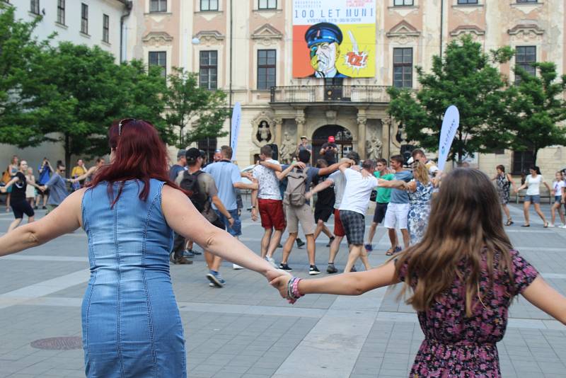 Zaměstnanci Střediska volného času Lužánky zatancovali pod kopyty koně sochy Jošta na Moravském náměstí v Brně