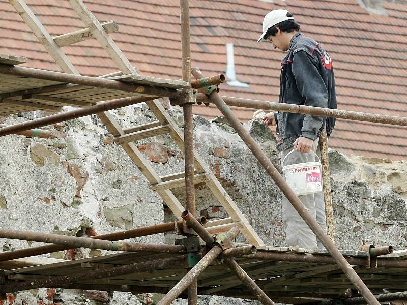 Městské hradby v Ivančicích na Brněnsku opraví majitelka nejpozději do tří let. Zpřístupní je nejen místním a turistům, ale i školám. 