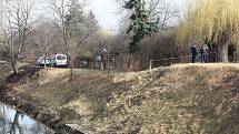Policisté a hasiči zasahovali u požáru chatky v zahrádkářské kolonii v brněnských Černovicích. Na místě byl nalezen mrtvý muž.
