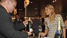 Ochutnat pravé šampaňské víno mohli ve středu zájemci na devátém ročníku festivalu Grand Jour de Champagne v brněnském hotelu International. Luxusní nápoj podával jedenatřicetiletý držitel michelinské hvězdy Belgičan Michael Nizzero. 