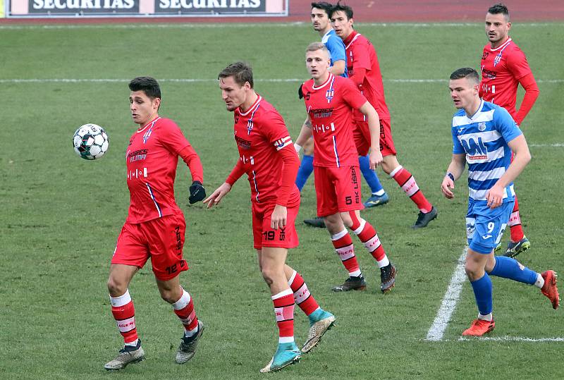 Fortuna Národní liga - Utkání mezi FK Ústí nad Labem (modrobílí)  a SK Líšeň (červení) skončilo bezbrankovou remízou.