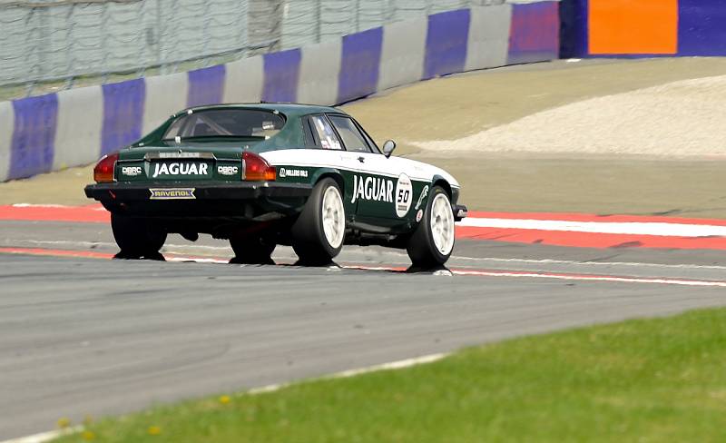 Úvodní víkend okruhového šampionátu Histo-Cup, roky známého i z Masarykova okruhu, přinesl úspěch brněnskému závodníkovi Davidu Bečvářovi. Pilot Jaguaru XJS-HE byl v první bitvě druhý a nedělní boj ovládl.