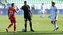 Fotbalisté Zbrojovky Brno (v červeném) remizovali na hřišti Karviné 1:1.