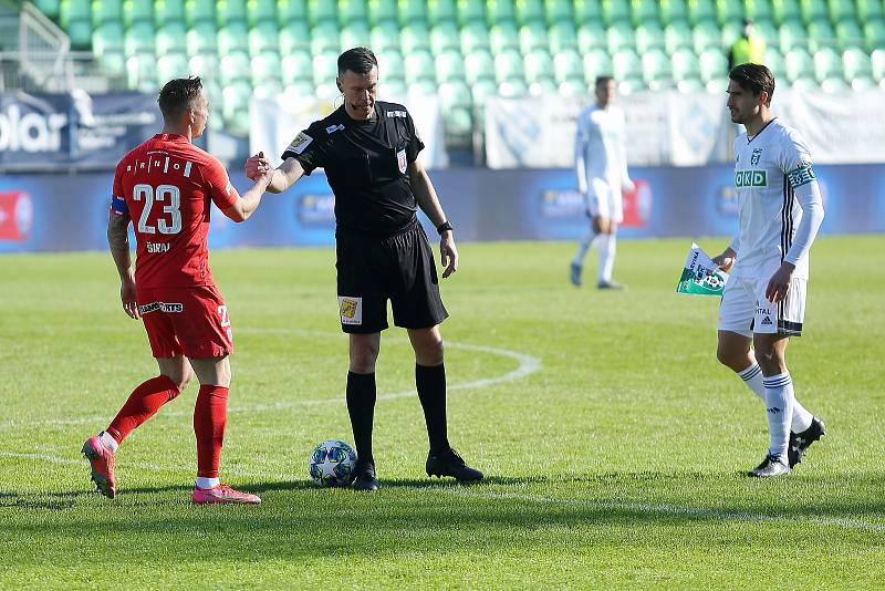 Fotbalisté Zbrojovky Brno (v červeném) remizovali na hřišti Karviné 1:1.