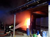 Požár sedlovny a klubovny v Neslovicích likvidovali v pondělí večer jihomoravští hasiči.