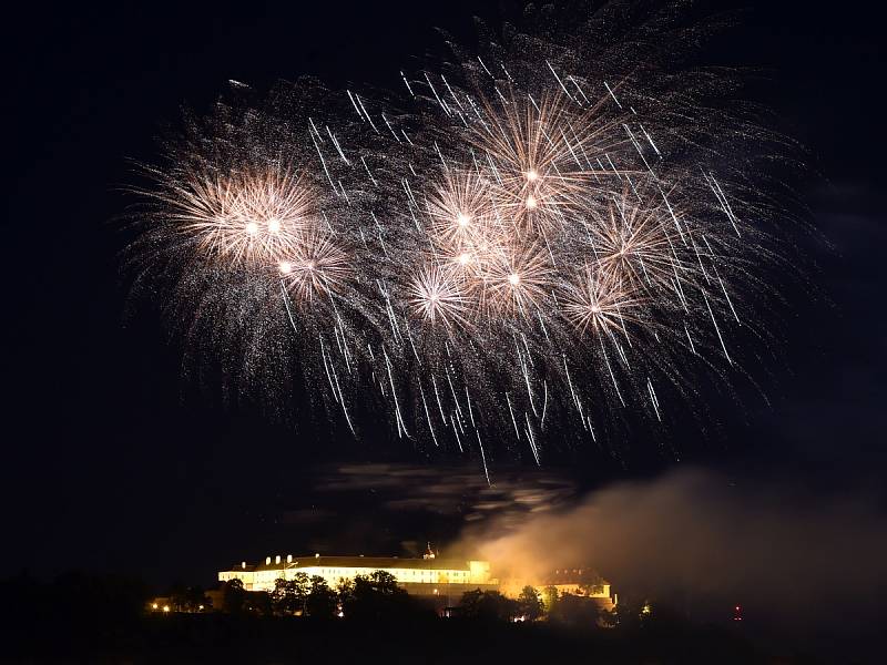 Oblohu nad Špilberkem v sobotu prozářil závěrečný nesoutěžní ohňostroj festivalu Ignis Brunensis. Podívaná nesla název Nebe na zemi podle slov známé skladby Jaroslava Ježka.