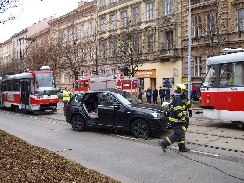 Kvůli nehodě tramvaje a osobního auta byla od tři čtvrtě na jedenáct dopoledne neprůjezdná ulice Veveří.