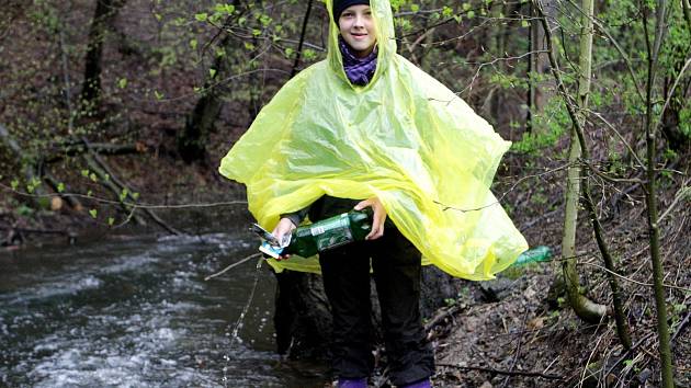 Dobrovolníci čistili břehy v přibližně dvouapůlkilome­trovém úseku v Mariánském údolí.