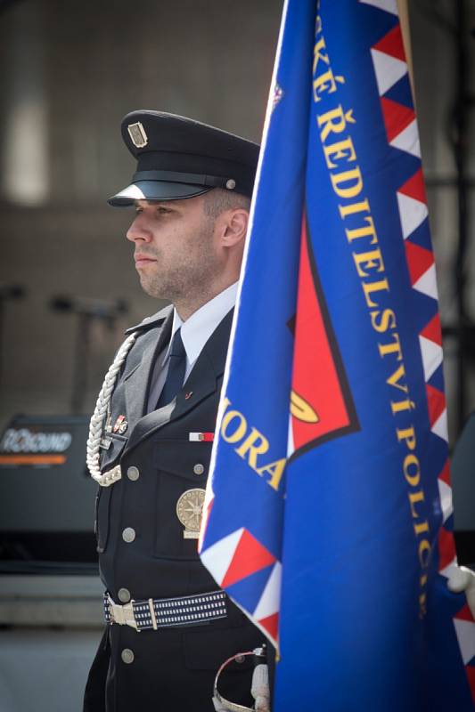 Mladí policisté v pátek na náměstí Svobody slavnostně složili slib. Na náměstí se rozdávala také ocenění.