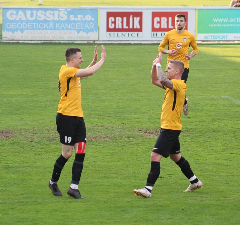 Fotbalisté Slovanu Rosice (ve žlutém) zdolali ve 24. kole MSFL tým Vrchoviny 3:0