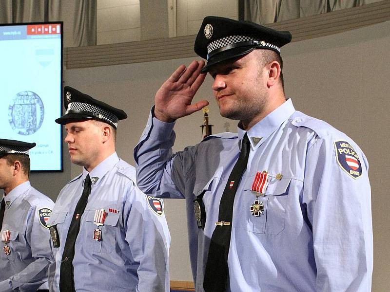 Vedení Brna v úterý předalo vyznamenání brněnským strážníkům.