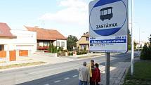 Autobusová zastávka ve Střelicích, kde muž nožem zabil jednoho člověka a zranil další dva lidi.