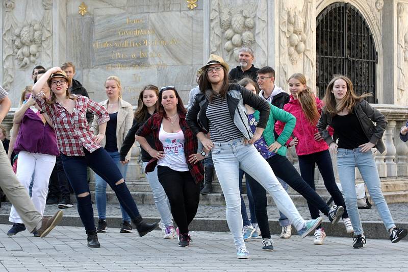 Stovka tanečníků různého věku se v pátek sešla na náměstí Svobody při takzvaném flashmobu.