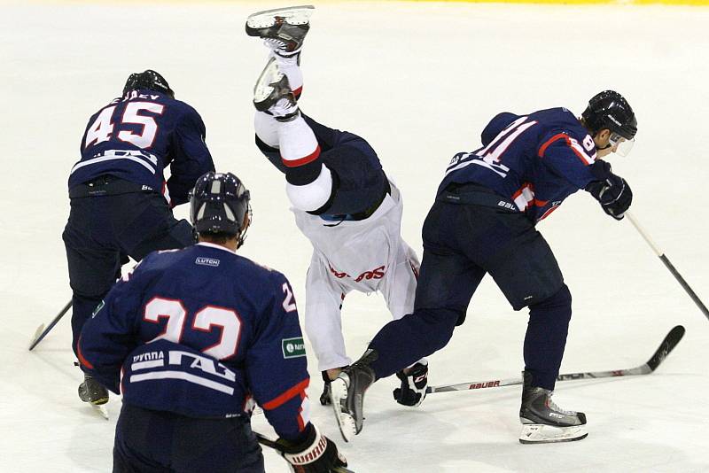 Hráči ruského celku Torpedo Nižnij Novgorod (v tmavém) zakončili kemp v Brně porážkou 1:2 v hale za Lužánkami s jiným účastníkem Kontinentální hokejové ligy Slovanem Bratislava.