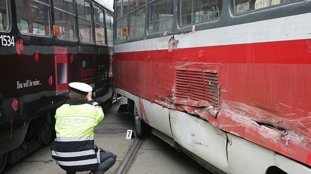 Vykolejená tramvaj v ulici Cejl v roce 2009.