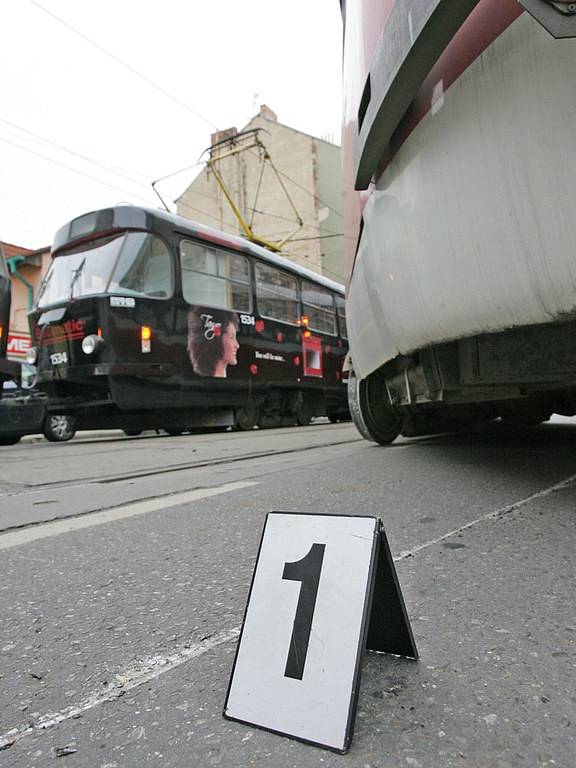 Vykolejená tramvaj v ulici Cejl.