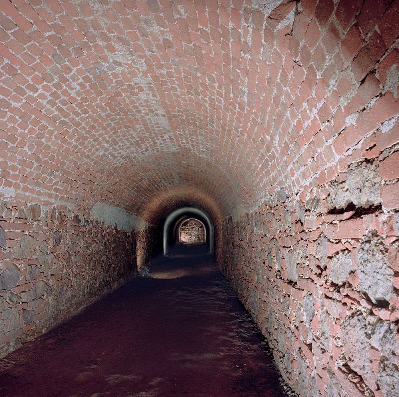 Tunel pod Běhounskou ulicí.