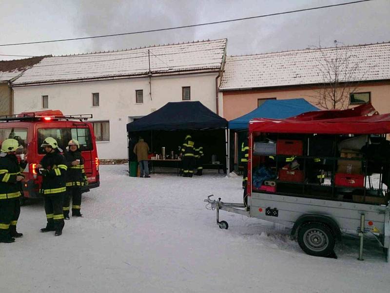 V Ostrově u Macochy hořel hospodářský objekt. Nejvíce dal hasičům zabrat mráz - 14 °C. Nesmí jim totiž zamrznou voda, hadice ani čerpadla.