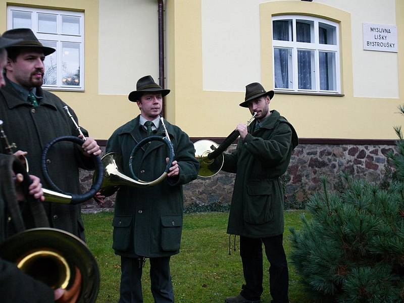 Dvanáctimetrová jedle ojíněná z lesů u Bílovic nad Svitavou bude stát na náměstí Svobody v Brně.