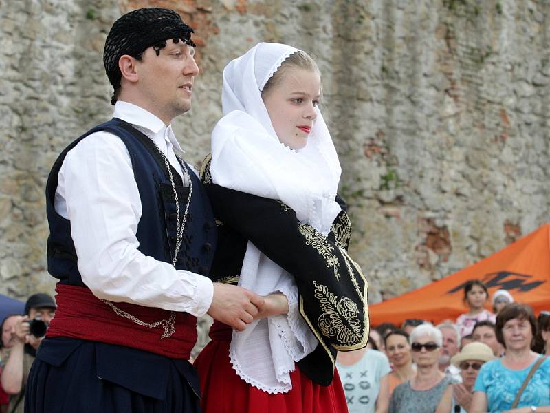 Řecká sobota na hradě Veveří. Lidé viděli i svádění mezi mužem a ženou v podání tanečníků tradičních tanců.