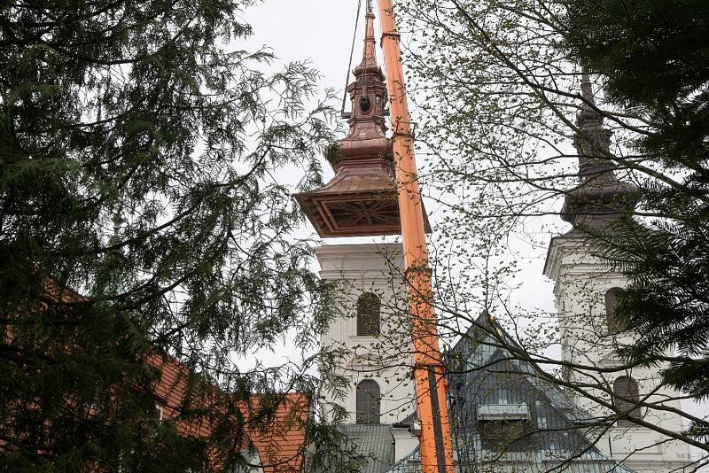 Instalace nové báně na kostel ve Vranově u Brna.