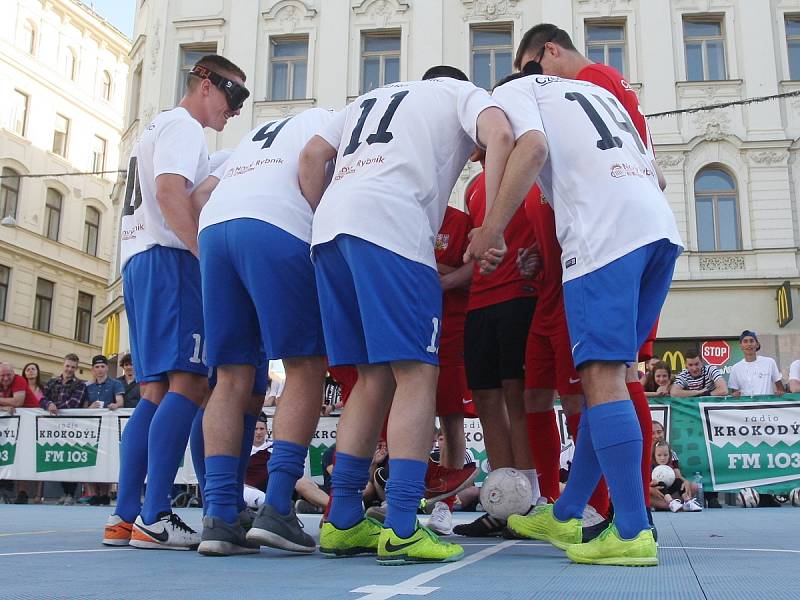 Zápas nevidomých futsalistů z Avoy MU Brno s reprezentací do 21 let v malém fotbalu.