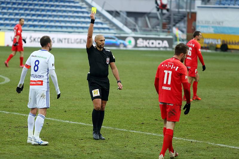 Fotbalisté Zbrojovky (v červeném) zahájili prvoligové jaro remízou v Mladé Boleslavi.