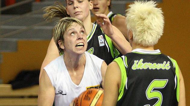 Basketbalové derby ovládly hostující Žabiny. Oproti předchozím zápasům ale vyhrály jen o deset bodů.