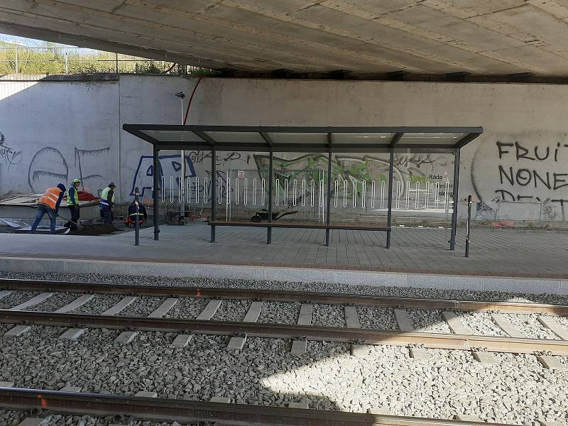 Přístřešek umístěný pod mostem na brněnské Osové tramvajové zastávce ve směru do Starého Lískovce už zmizel.