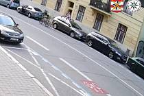 Řidič otevřel dveře oktávie těsně před projíždějící cyklistkou.