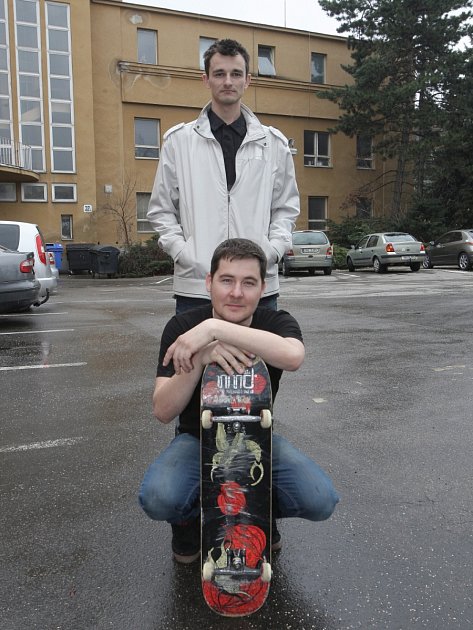  Nápad s podsvíceným skateboardem se zrodil v hlavách Jana Minola (vlevo) a Jana Dojčána spontánně. 