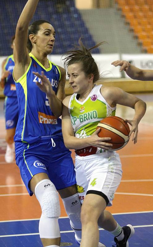 S mistrovským USK Praha sváděly basketbalistky KP Brno vyrovnaný souboj. Přesto nakonec podlehly 66:87. Na snímku Andělová - Režnar.