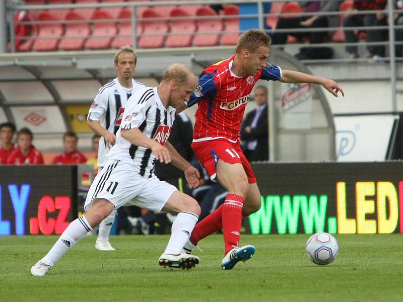 Fotbalista Zbrojovky Brno Kalabiška (v červeném).