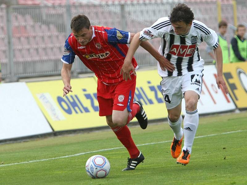 Fotbalista Zbrojovky Brno Pašek (v červeném).