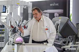 U tisícovky operací již asistoval robot s názvem da Vinci. Jmenovec slavného italského vynálezce pomáhá chirurgům i pacientům v Masarykově onkologickém ústavu na Žlutém kopci v Brně.