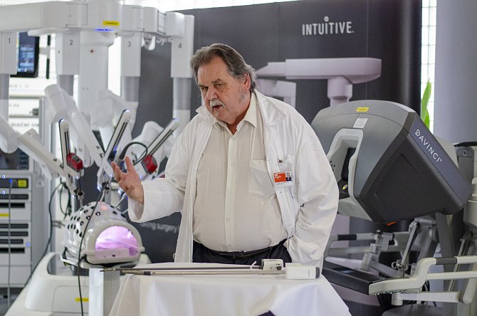U tisícovky operací již asistoval robot s názvem da Vinci. Jmenovec slavného italského vynálezce pomáhá chirurgům i pacientům v Masarykově onkologickém ústavu na Žlutém kopci v Brně.