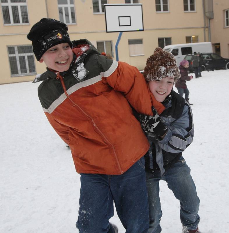 Štědrý příval sněhu zasypal brněnské ulice hned v pondělí po ránu. Největší radost z toho měly děti.