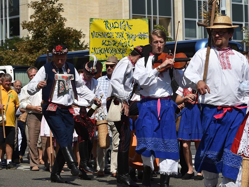 Sukénky si hore vykasala, bílé nožky ukázala, znělo náměstím Svobody krátce před nedělním polednem. Dožínkové slavnosti ovládly centrum Brna.