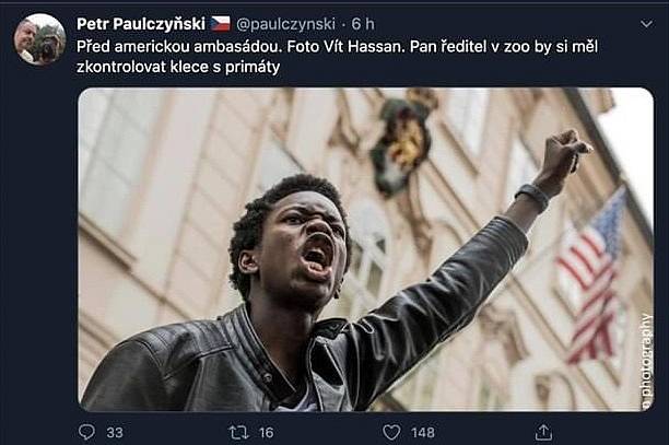 Kontroverzní tweet Petra Paulczyňského. Že jde o rasismus, jeho autor odmítá.