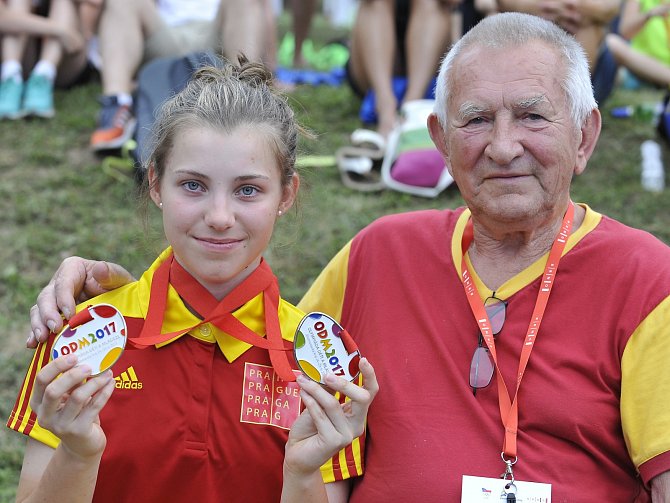 Pravnučka Františka Jursy (vpravo), bývalého závodníka a zakladatele cyklistické Dukly Brno, Dagmar Hejhalová (vlevo) vybojovala na Hrách VIII. letní olympiády dětí a mládeže 2017 tři zlaté a jednu stříbrnou medaili.
