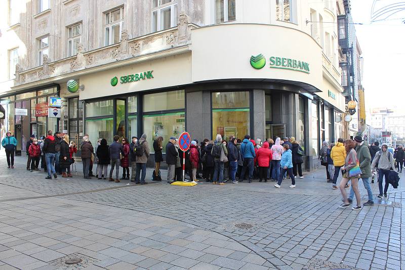 Lidé čekající před pobočkou ruské banky Sberbank. Ilustrační foto. 