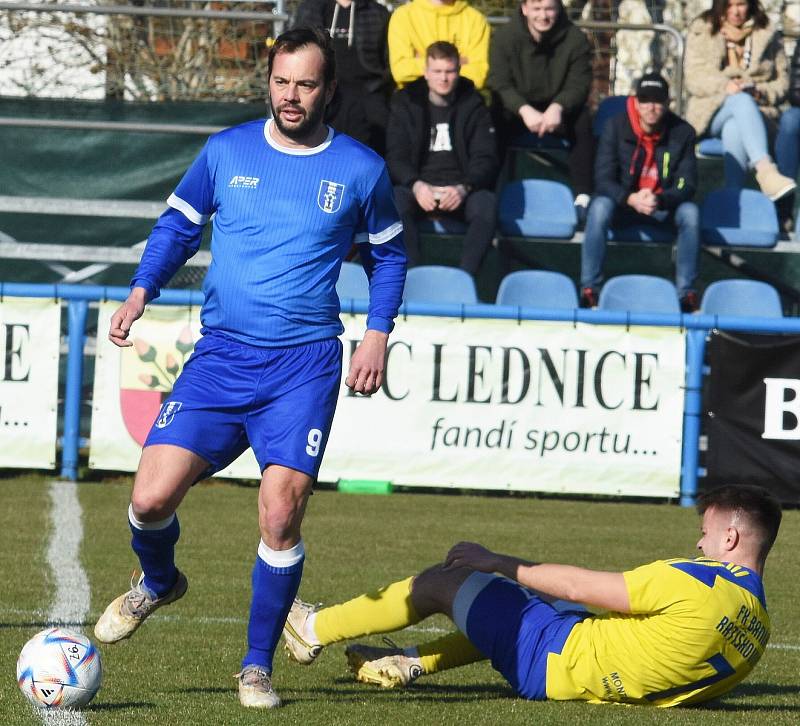 Fotbalisté Lednice (v modrém) doma remizovali 1:1 s Ratíškovicemi.