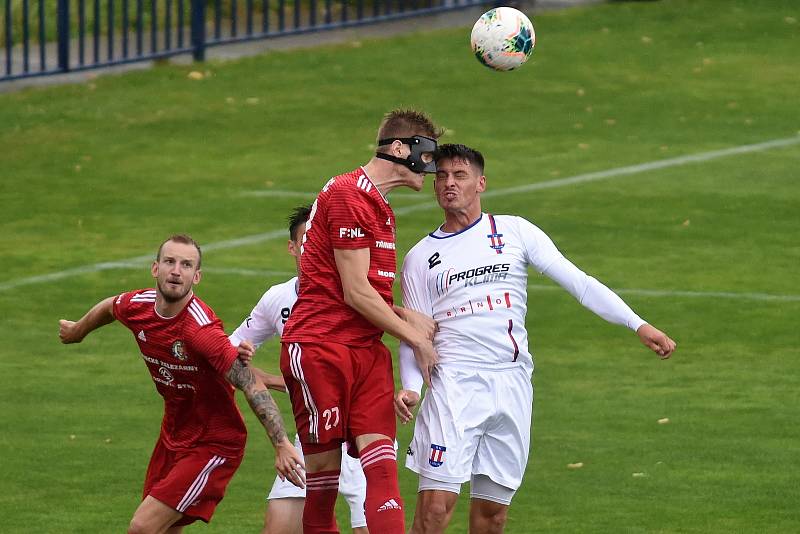 11.7.2020 - domácí SK Líšeň (Jan Silný) v bílém proti FK Fotbal Třinec (David Gáč)