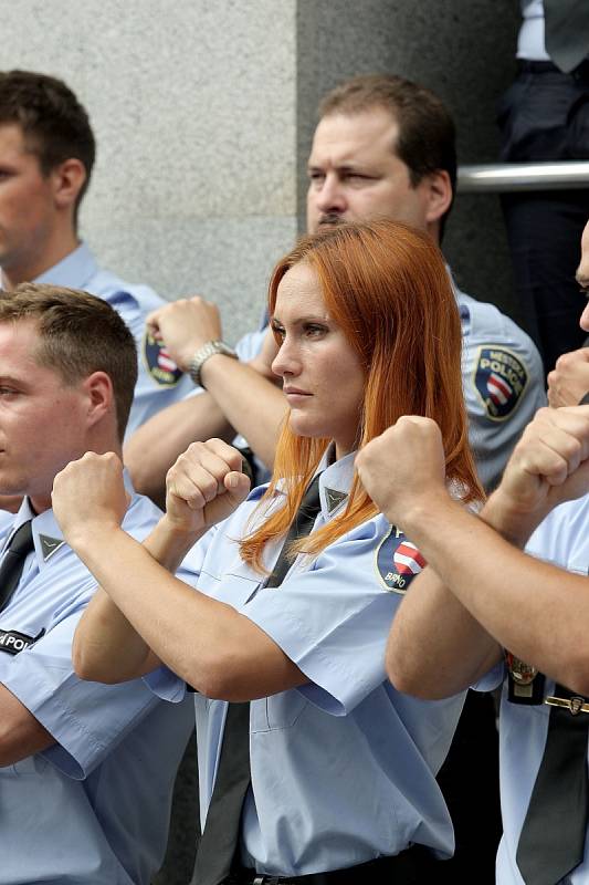 Strážníci natáčeli klip na podporu ochrany zvířat.