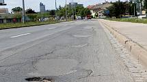 Frekventovaná silnice v Černovické ulici v brněnském Komárově, 1. června 2021.